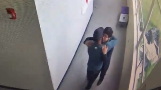 Il coach abbraccia lo studente con il fucile e lo disarma