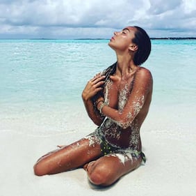 Sarah Nile, topless bollente per il 2017 35