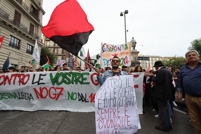 Manifestazione contro il G7 a Napoli 11