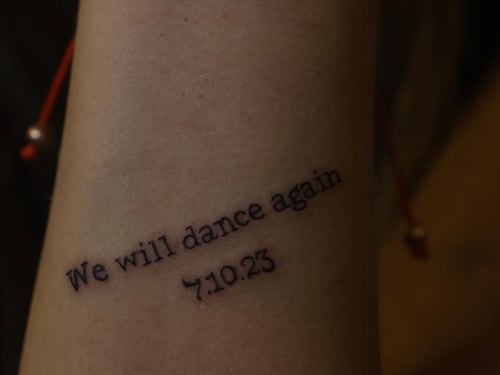 I tatuaggi dei ragazzi per non dimenticare il nuovo Olocausto: "Balleremo ancora"