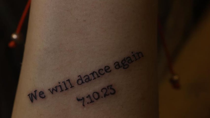 I tatuaggi dei ragazzi per non dimenticare il nuovo Olocausto: "Balleremo ancora"