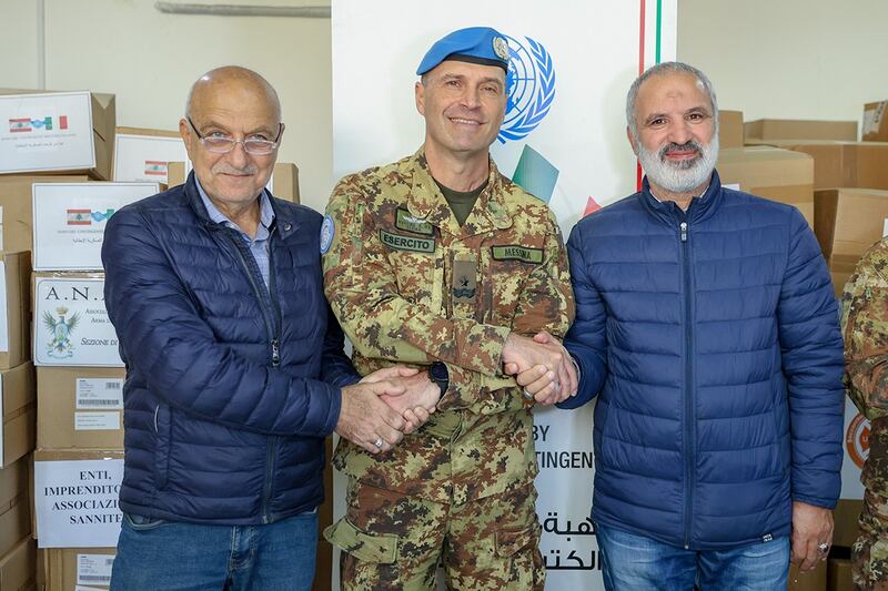 I  “caschi blu” italiani consegnano aiuti umanitari in Libano 12