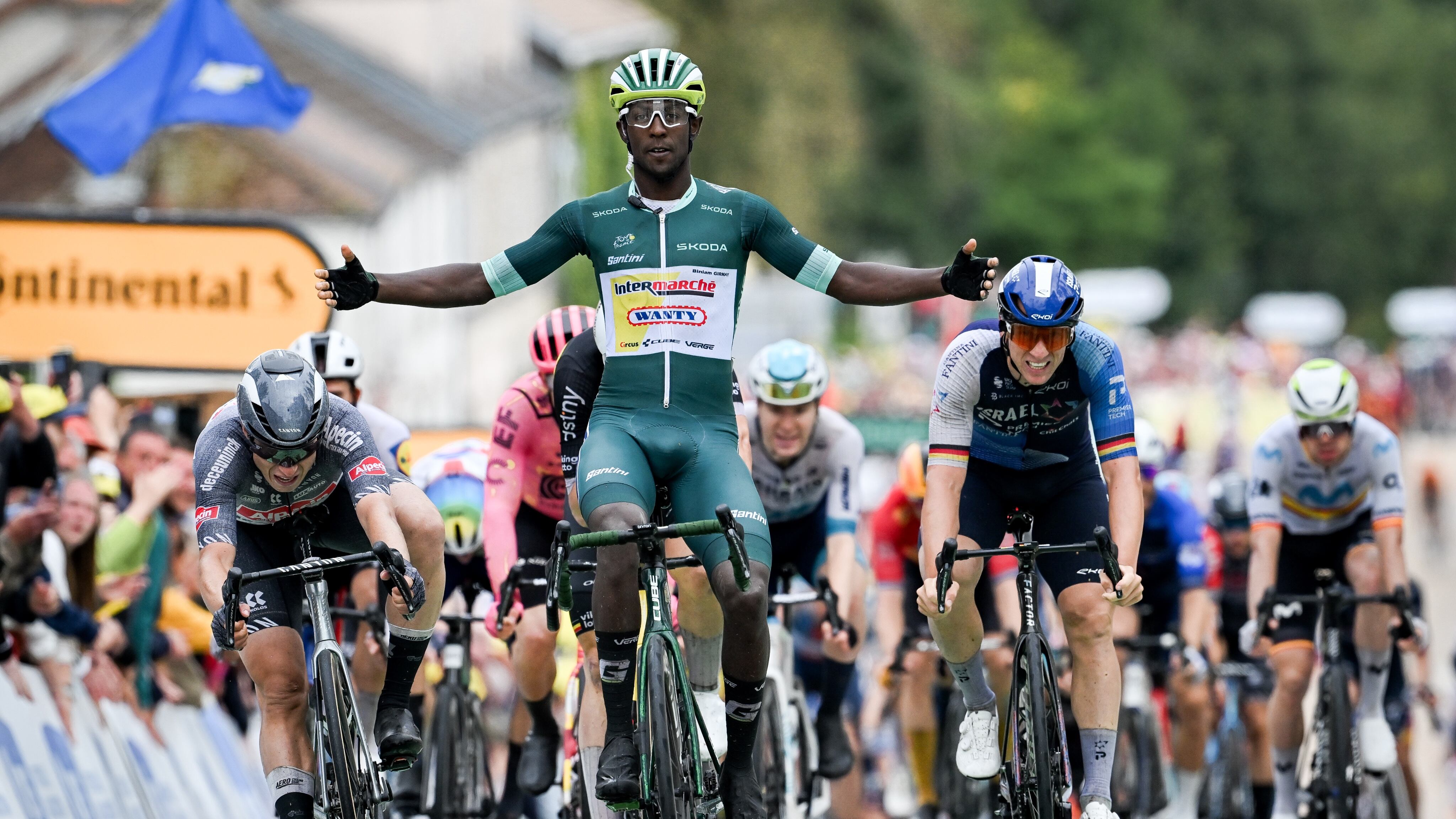 Tour, fuga lunghissima di Abrahamsen ma in volata vince ancora Girmay