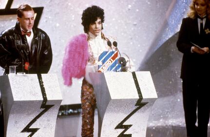 Prince sul palco durante una premiazione (1990)