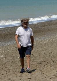 Grillo in riva al mare con una corona di spine 4