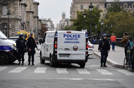 Parigi, strage alla sede della polizia: funzionario uccide 4 persone 3