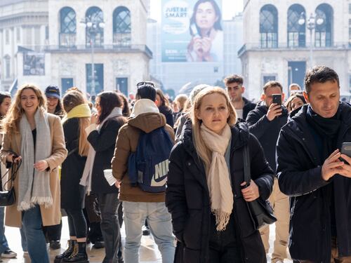 Covid, risalgono i contagiati. "Ma per ora nessun allarme"