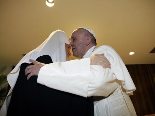 Papa Francesco arrivato a Cuba: storico incontro col patriarca