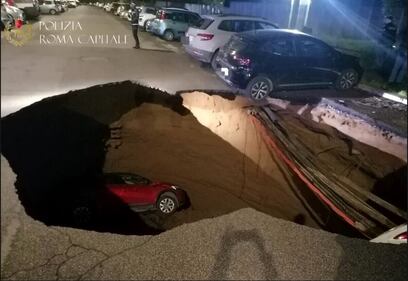La mega voragine in via Sestio Menas, Roma: le immagini choc 2
