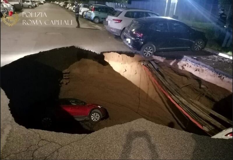 La mega voragine in via Sestio Menas, Roma: le immagini choc 2