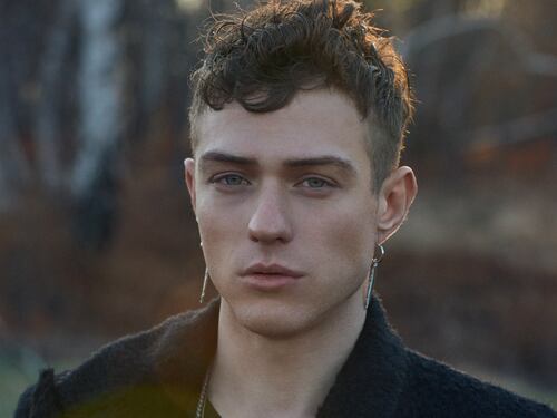 Irama, cantautore di successo da Amici a Sanremo