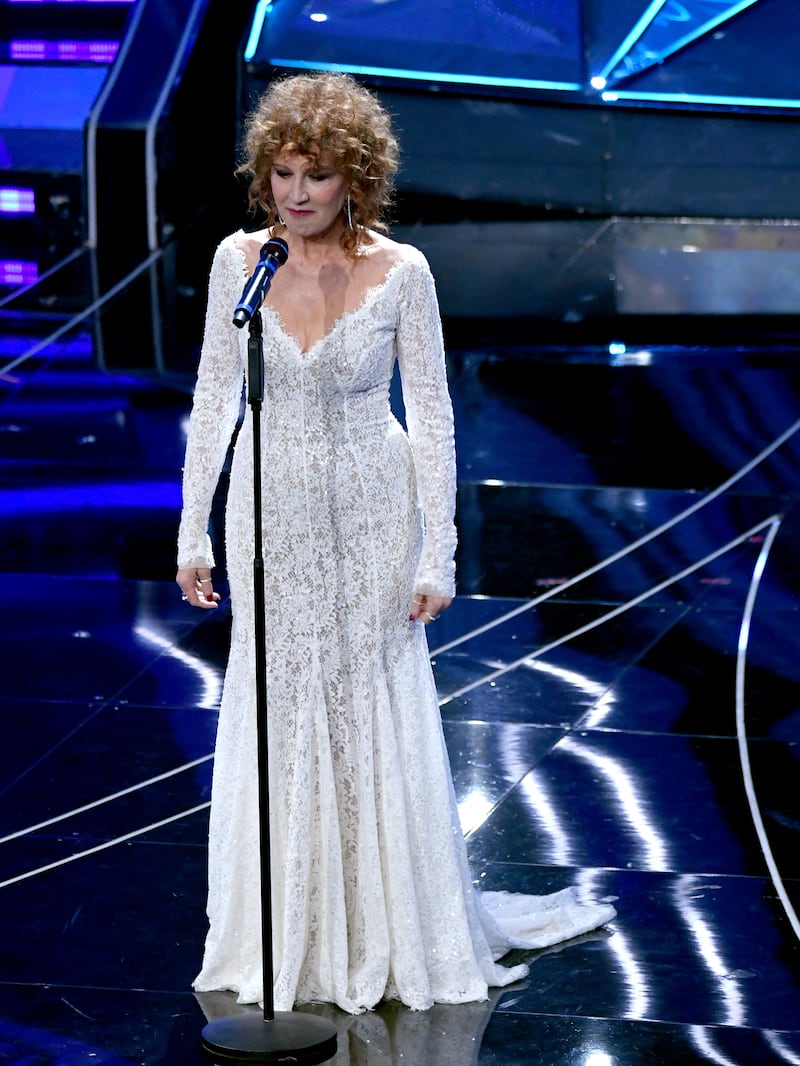 Sanremo 2024: ecco il look della prima serata del Festival di Fiorella Mannoia 1