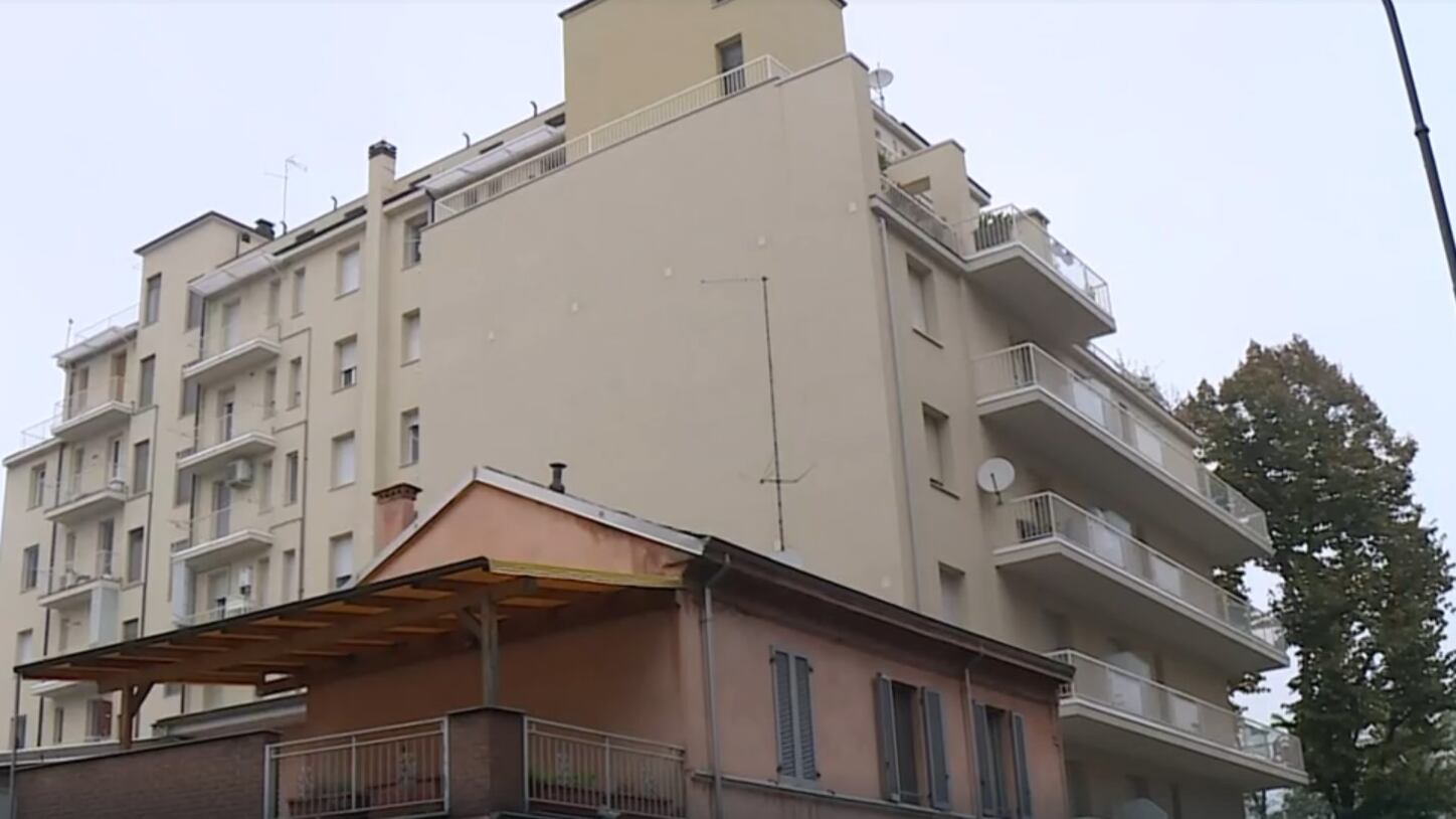 Ragazzina precipitata da un palazzo a Piacenza. Fermato il fidanzato di 15 anni