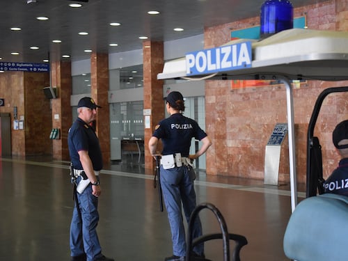 Si scaglia contro la polizia: arrestato extracomunitario