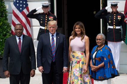 Melania Trump nell'orto con i tacchi: foto 5