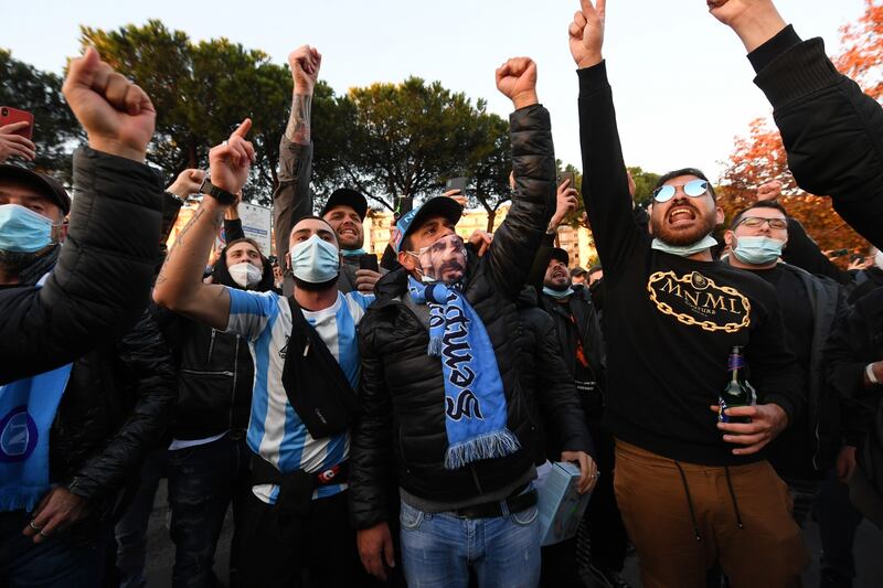 Assembramenti a Napoli per Maradona 6