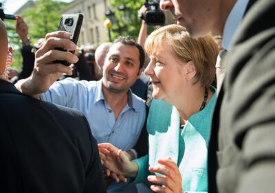 Berlino, i selfie della Merkel con gli immigrati 8