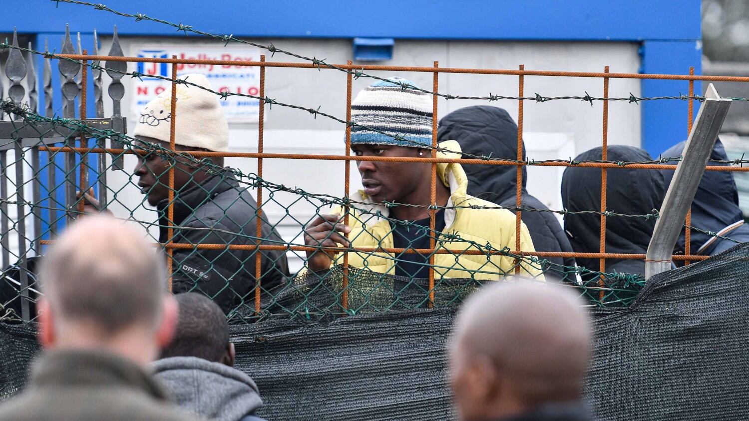 Migranti in rivolta per avere Sky