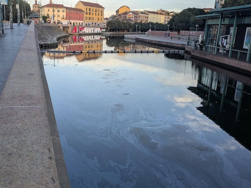 Disastro Navigli, una scia di gasolio lunga 28 chilometri ha raggiunto la Darsena: “Le quantità sono grandi”