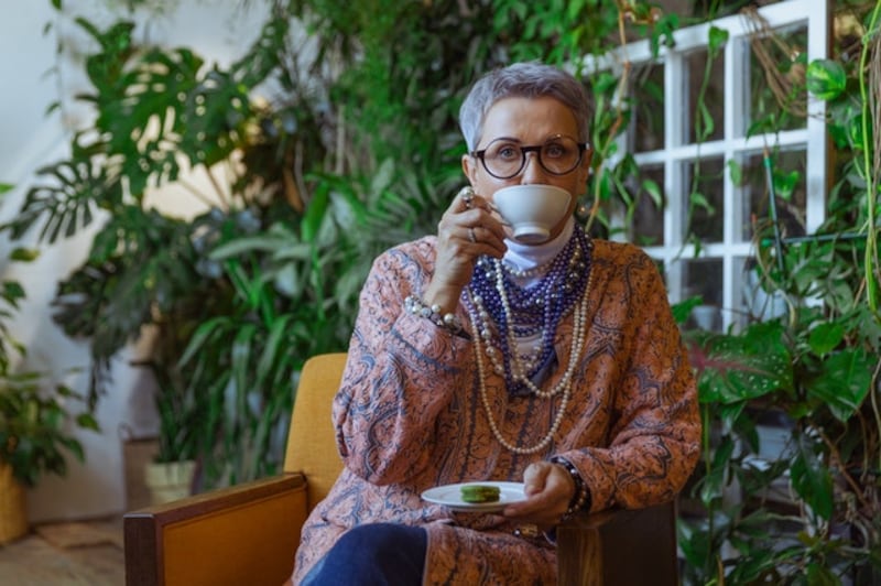 Donna beve tisana