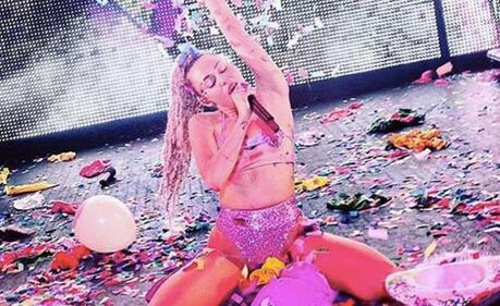 Miley Cyrus sempre più sexy in tour 1