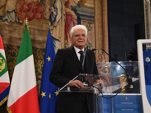 Il monito di Mattarella: "Le tensioni pesano sulla fiducia"