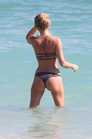 Alessia Marcuzzi, bikini sexy al mare 32