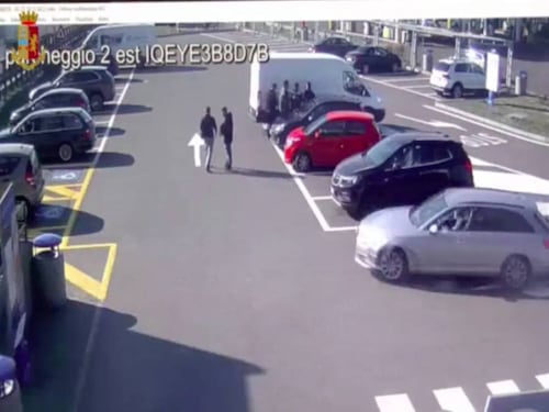 Calze vendute a forza con botte e minacce: smantellato racket sull'A1