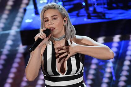 Sanremo 2017, gli outfit sexy della prima serata 7