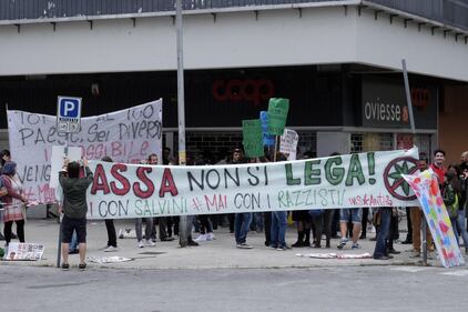 Massa, scontri e feriti al comizio di Salvini 5