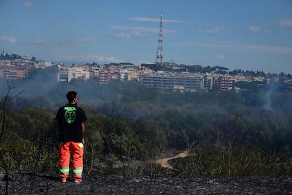 Roma, bruciati più di 50 ettari: evacuati struttura per anziani e convento 11