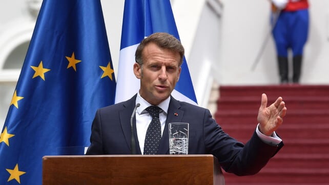 Macron: "Bene se negoziati tra Kiev e Mosca, l'Ue stia al tavolo"