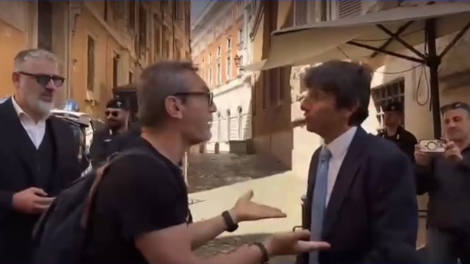 "Vergognatevi, siete degli str…". Insulti a Donzelli da parte di un militante pro-immigrazione