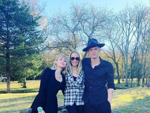 Miliey Cyrus con Cody Simpson al matrimonio del fratello Braison
