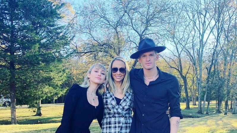Miliey Cyrus con Cody Simpson al matrimonio del fratello Braison