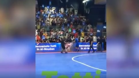 Una gaffe tutta da ridere: Totti viene accolto in campo con l'inno di Forza Italia