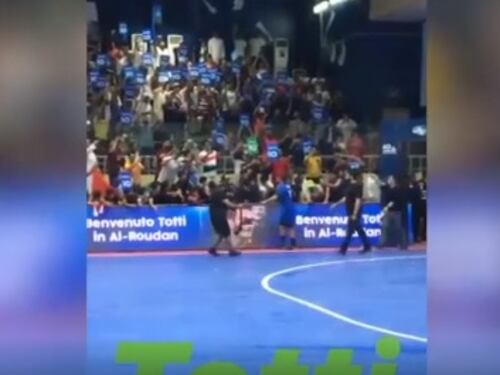 Una gaffe tutta da ridere: Totti viene accolto in campo con l'inno di Forza Italia