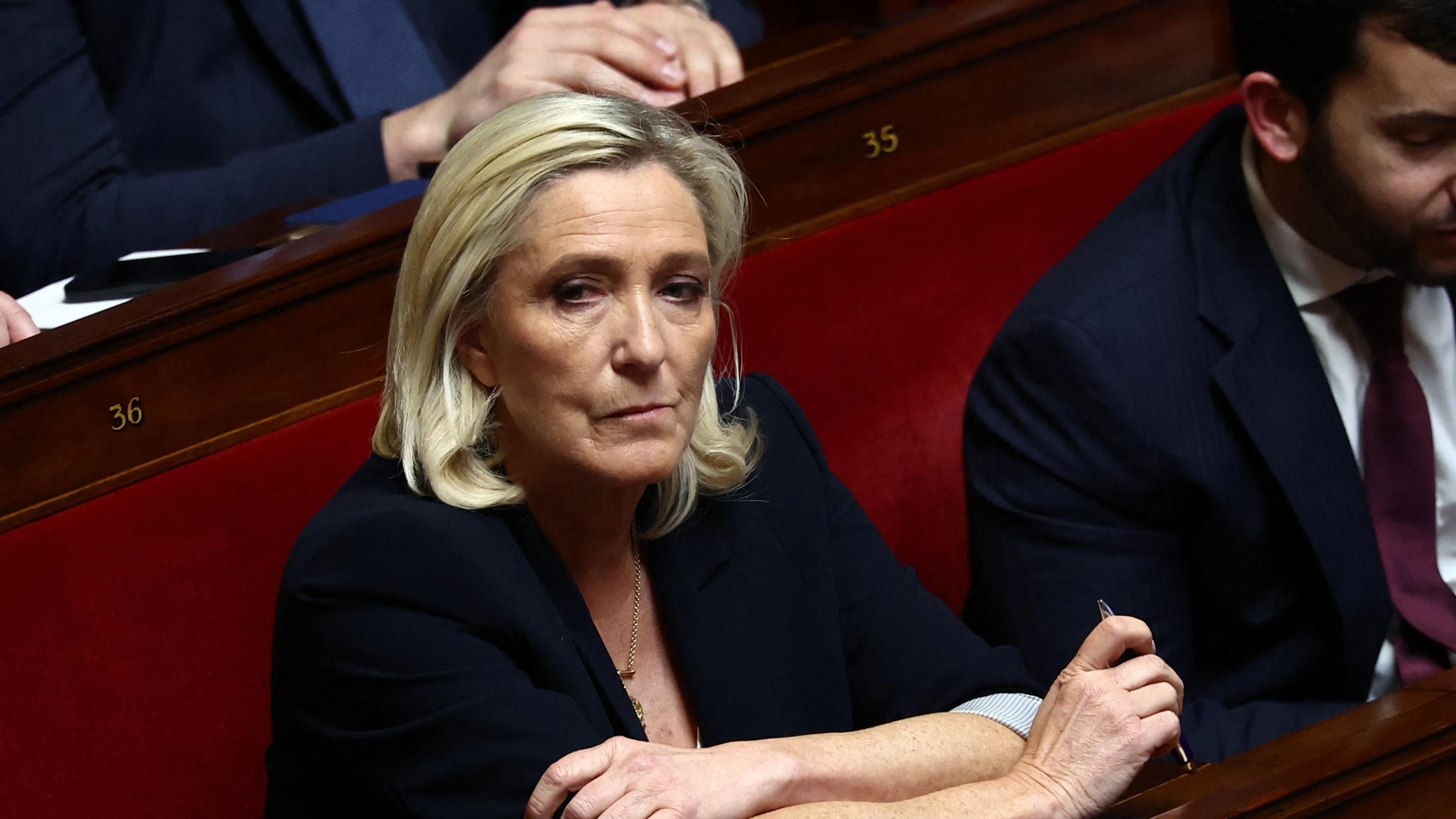 La strategia di Le Pen: pronto il triplo ricorso. Macron: ne ha diritto