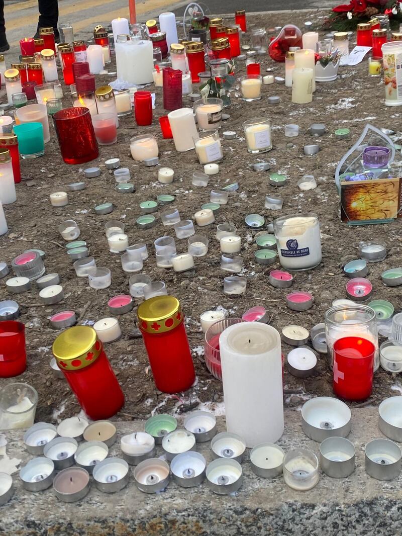 Crans-Montana, candele e lumini rossi sul luogo della strage 13