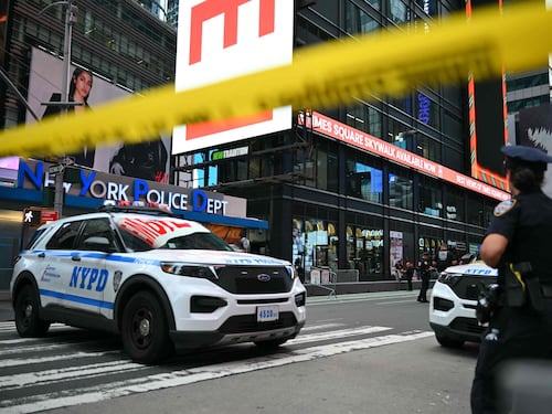 Terrore a Times Square: accoltella due passanti, una vittima. Poi la polizia le spara