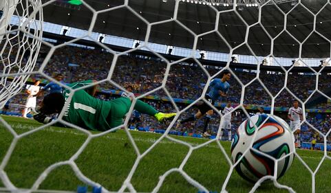 La palla dell'uno a zero per l'Uruguay si infila in porta