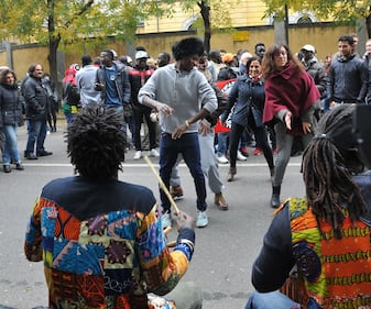 I centri sociali festeggiano coi migranti 1