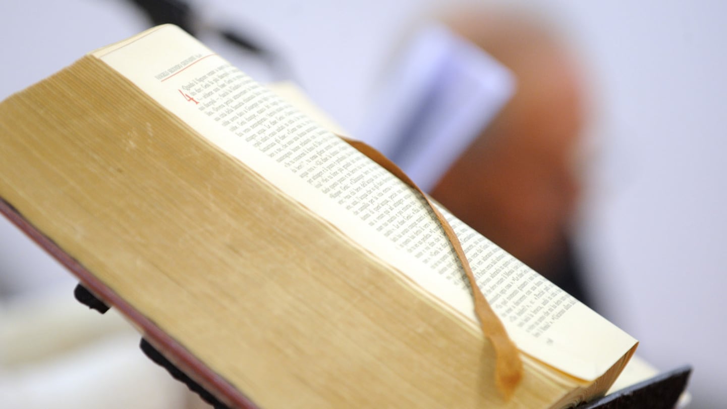 Francia, maestro sospeso perché legge la Bibbia in classe