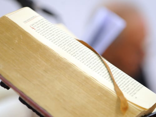 Francia, maestro sospeso perché legge la Bibbia in classe