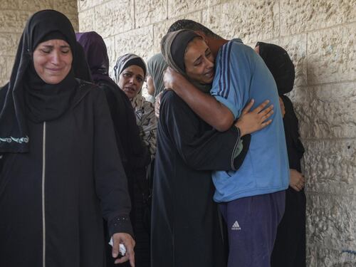 Hamas: "Nella Striscia 40mila vittime". Razzo fa strage di una famiglia: 18 morti