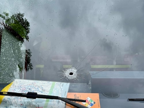 San Candido, l'omicida spara verso i pompieri: le immagini dei colpi sulla vettura