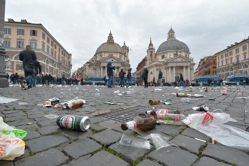 Roma, 400 ultras dell'Eintracht hanno invaso (e semidistrutto) la capitale 1