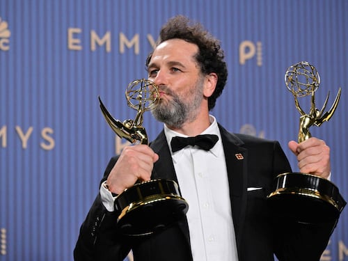 Emmy Awards 2026, trionfano Widow’s Bay e The Pitt. Matthew Rhys entra nella storia