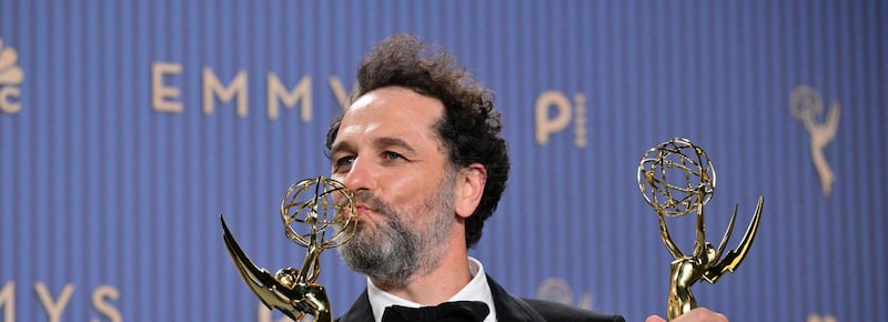 Emmy Awards 2026, trionfano Widow’s Bay e The Pitt. Matthew Rhys entra nella storia