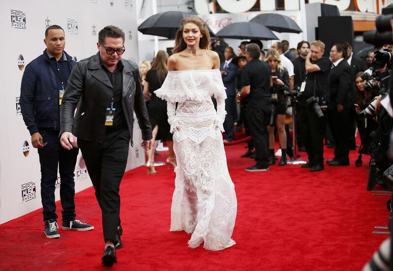 Gigi Hadid, lato b e trasparenze 5